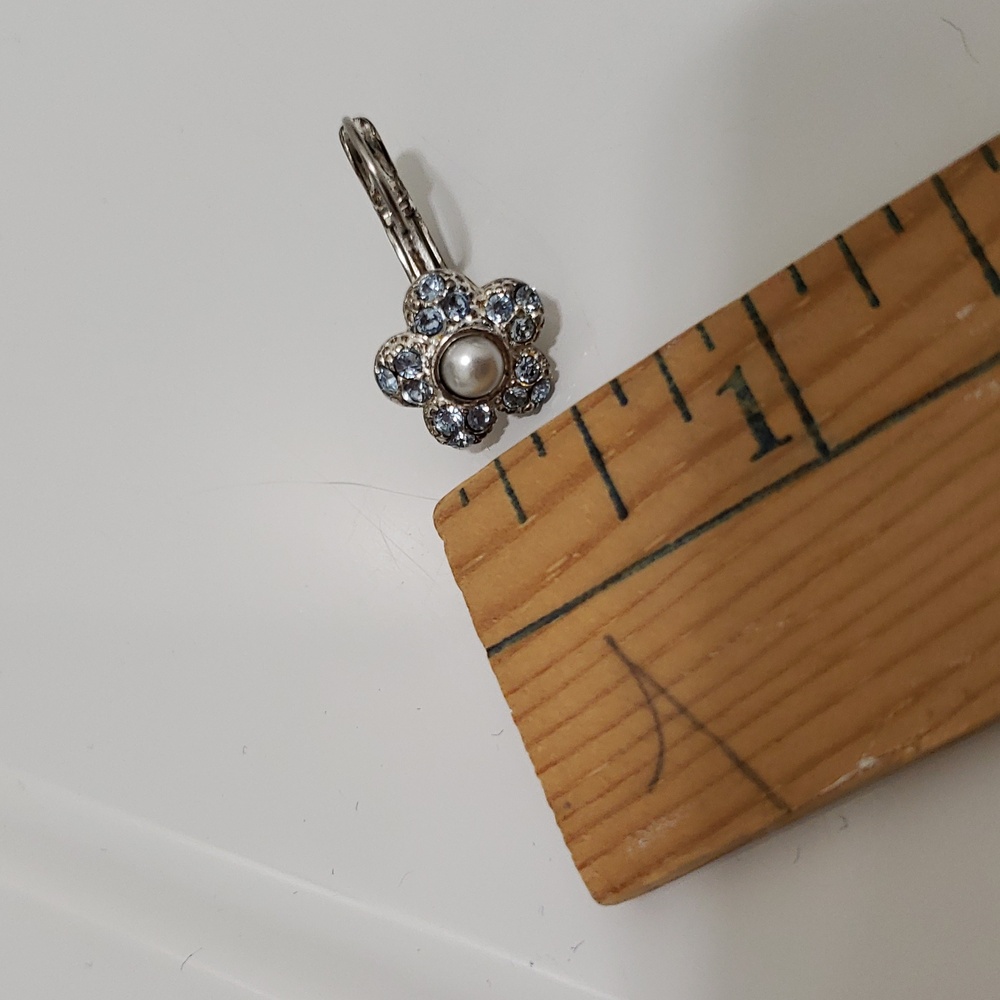 Floral Design Rhinestone Earrings - Picture 4 of 5